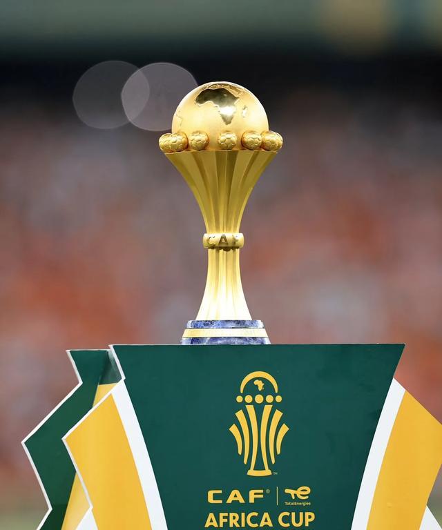 库里三分爆炸连中八球点燃全场（库里三分手感炸裂，连飙8记引爆全场）