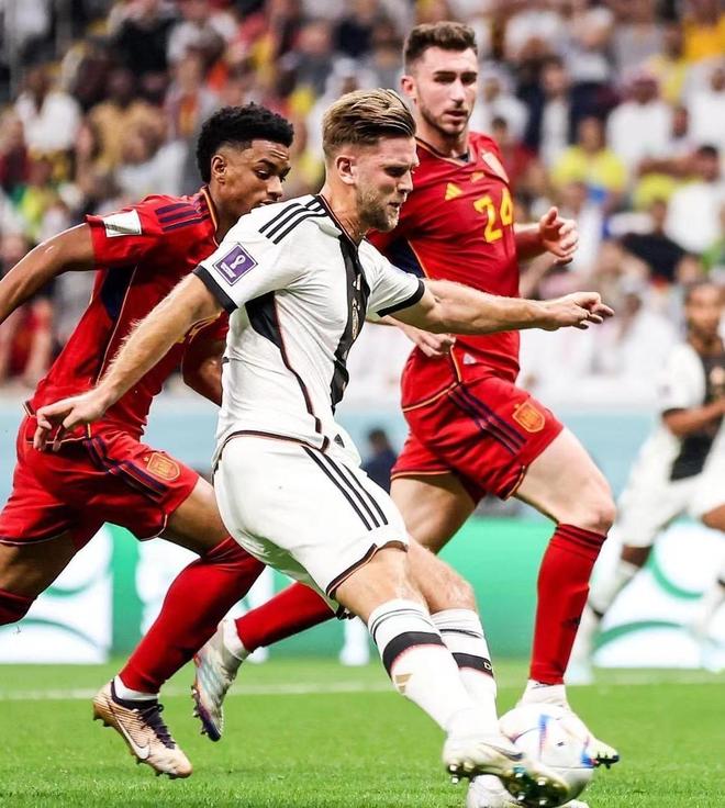 卡尔：我一直在提高右脚技术，能在17岁欧冠进球意义重大（卡尔：右脚能力持续精进，17岁欧冠破门意义非凡）