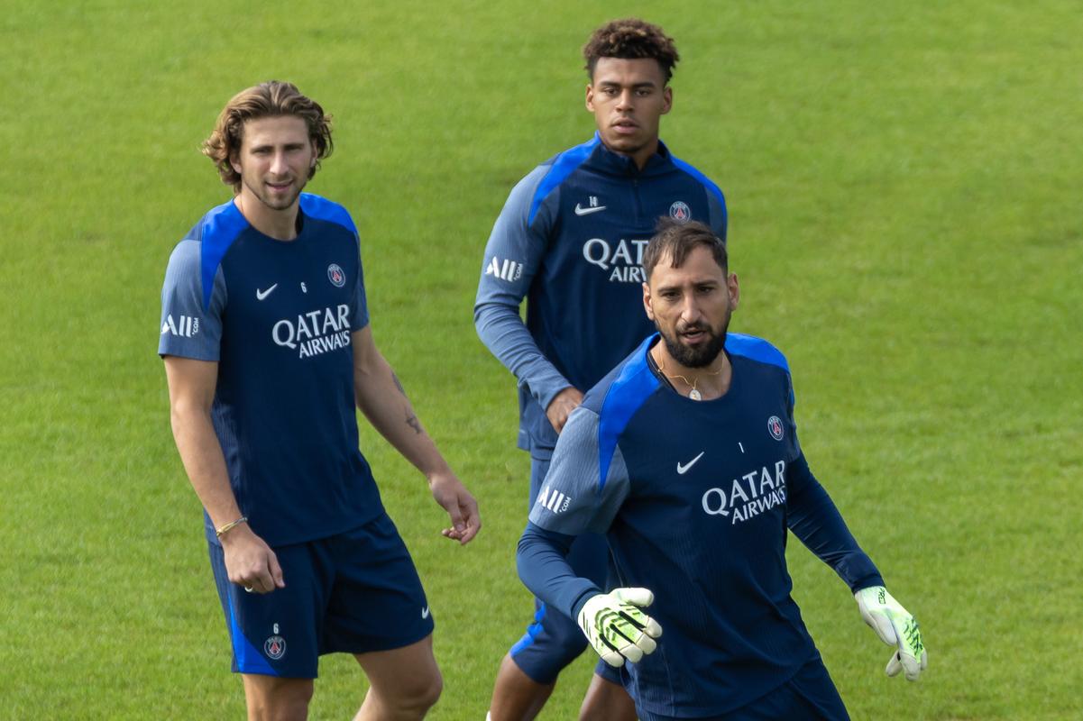 曼联冬窗按兵不动，明夏主攻防守型中场！（曼联冬窗暂缓出手，夏窗主攻防守型中场）