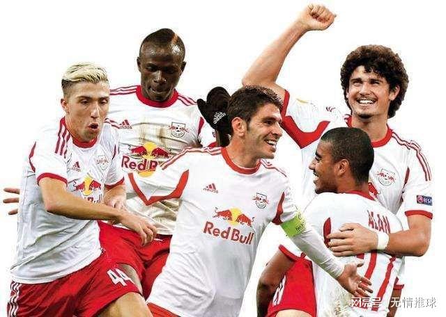 国安全队抵达北京，大兴机场内围满前来接机的国安球迷（国安全队回京，大兴机场挤满前来接机的国安球迷）