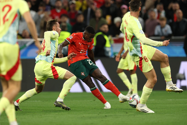 阿根廷球员看女儿球赛时与他人发生争执，被汽车钥匙刺伤头部（阿根廷球员观看女儿比赛与人起冲突，头部被车钥匙刺伤）