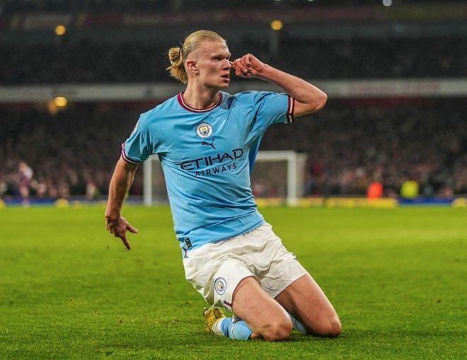 向余望谈冲超：感谢球迷和教练团队这一年的努力，我们做到了（向余望谈冲超成功：感谢球迷与教练组一年付出，我们完成目标）