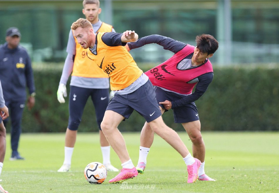 穆勒：孙兴慜是一名非凡的球员，他的任意球破门让人惊叹（穆勒盛赞孙兴慜：顶级球员，他的任意球得分令人惊艳）