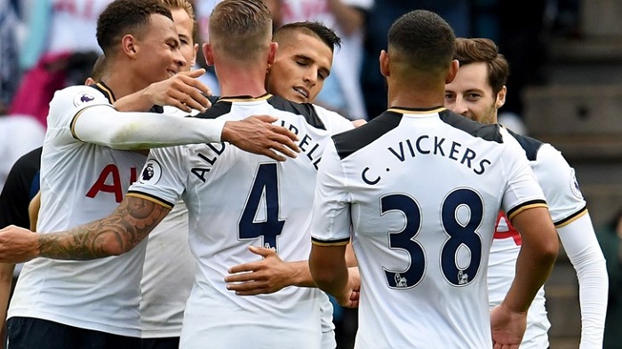 曼联官方分享本赛季全家福，男女足球员一同拍摄（曼联官方发布本赛季合照，男足女足齐亮相）