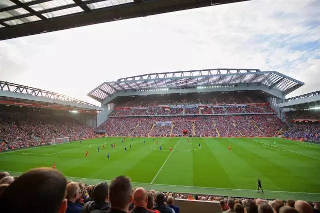 赛后情书：皇马不敌利物浦菜的发昏，拜仁大战巴黎脏的一批！（赛后情书：皇马负于利物浦状态低迷，拜仁与巴黎火药味十足）