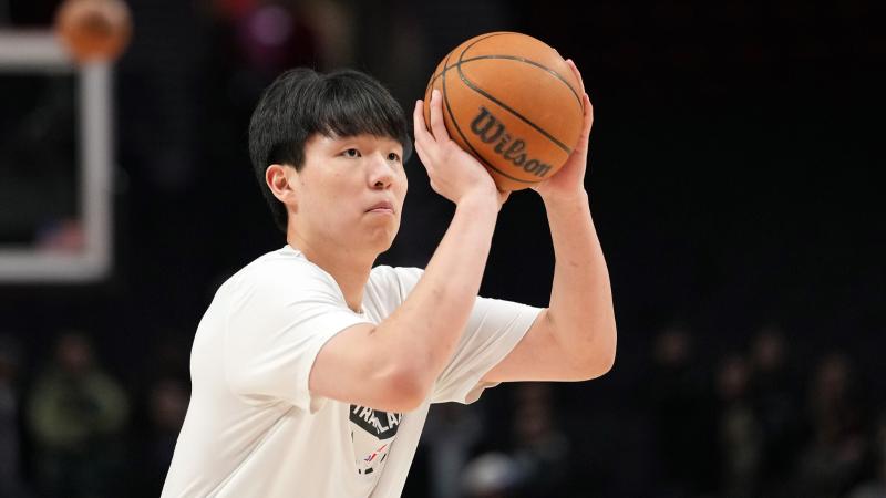 惨败国安后亚泰球员贺一然被自家球迷辱骂，他做出手势回击（惨负国安后，亚泰球员贺一然遭本队球迷辱骂，以手势回敬）