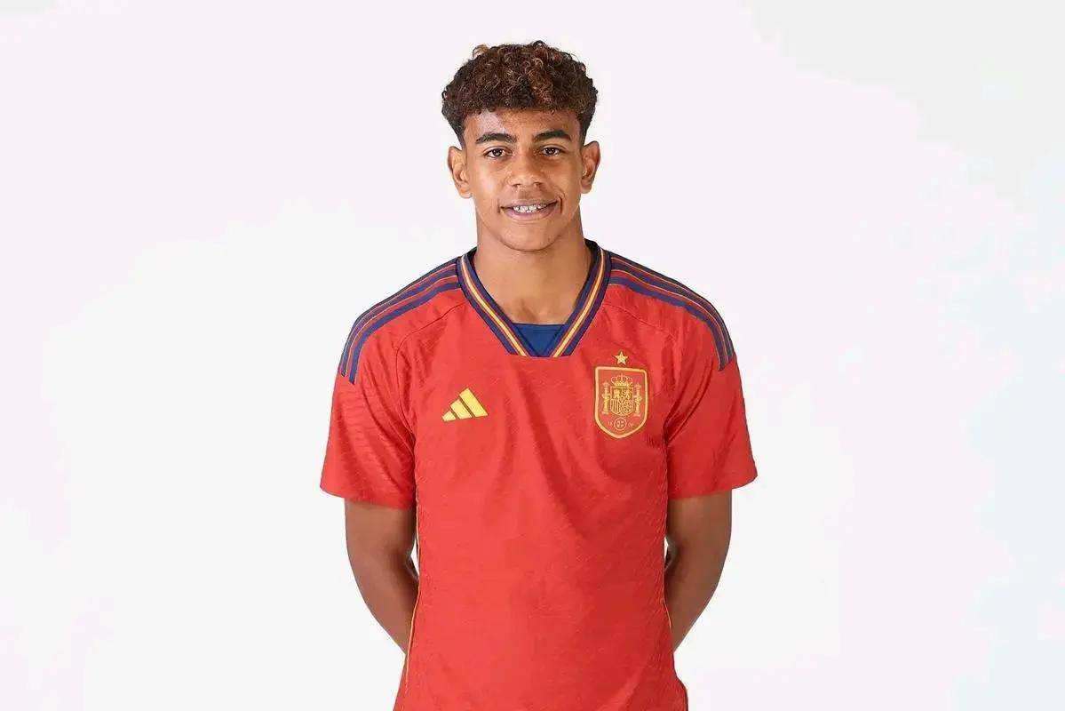 特伦斯·克劳福德因拒缴WBC制裁费被剥夺拳王头衔，引发争议，拳迷对其立场分化，争议持续。（因拒缴WBC制裁费，特伦斯·克劳福德被撤销拳王头衔；风波未息，拳迷立场分化）