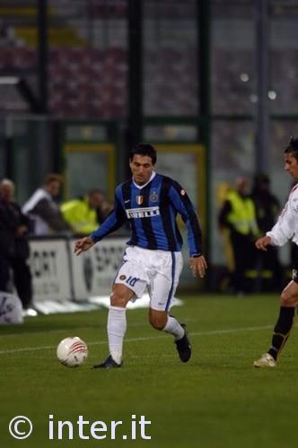 巴萨梅西进球助球队领先塞维利亚（梅西建功，巴萨领先塞维利亚）